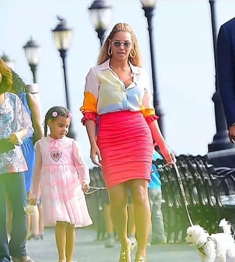 Fiica lui Beyonce, Blue Ivy, o divă în devenire! Vezi cât a costat rochia purtată la premiera filmului „Beauty and The Beast”!
