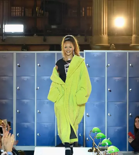 Rihanna a lansat o linie vestimentară pentru adolescenți