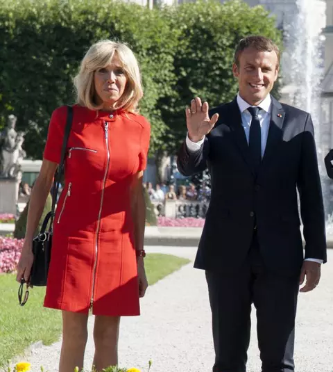 Emmanuel şi Brigitte Macron vizitează astăzi România. Cu ce ţinute a impresionat Prima Doamnă a Franţei până acum!