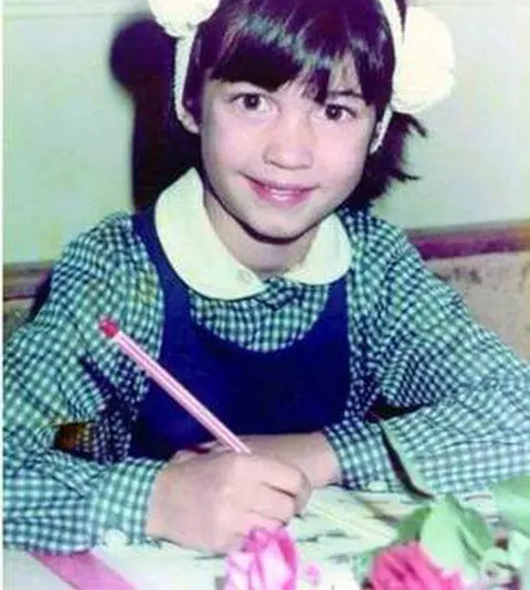 Sună clopoțelul! Cum arătau vedetele de la noi în prima zi de școală