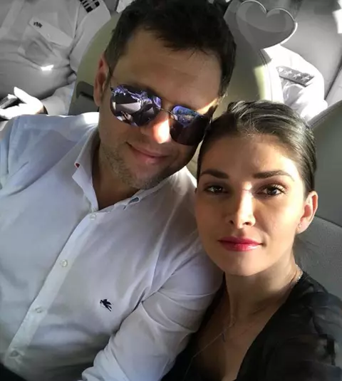 Alina Puşcaş, vacanţă inedită în China. Prezentatoarea TV şi-a sărutat pătimaş soţul în public - FOTO