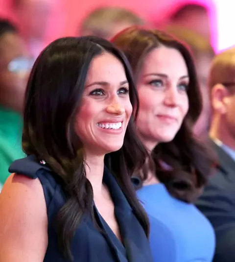 Vrei să te îmbraci ca Meghan Markle și Kate Middleton? Iată ce a reușit o fană a celor două ducese cu 30.000 de lire!