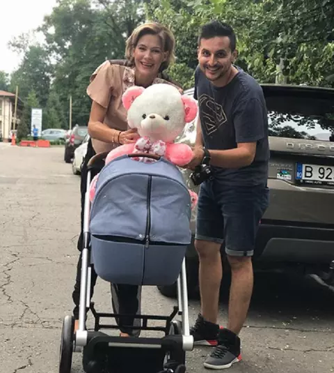 Roxana Ciuhulescu şi-a pozat copiii împreună! Bebeluşul e bucuros în braţele surorii lui