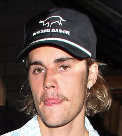 Justin Bieber a adoptat stilul vestimentar al anilor ‘70. Artistul e de nerecunoscut!