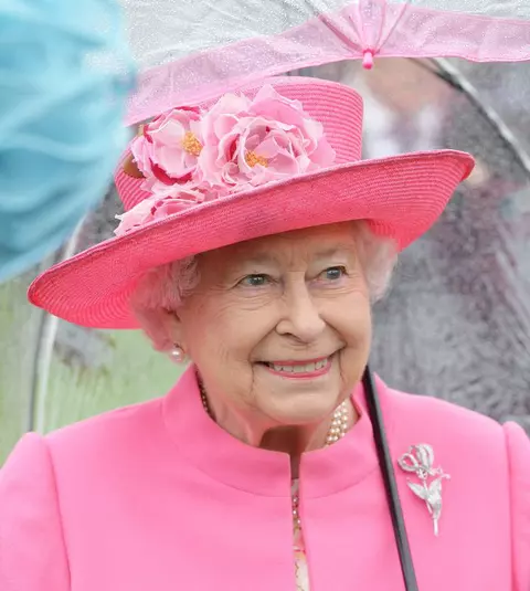 Regina Elisabeta a II-a poartă aceeași geantă de 50 de ani! Cum arată accesoriul preferat al suveranei Marii Britanii