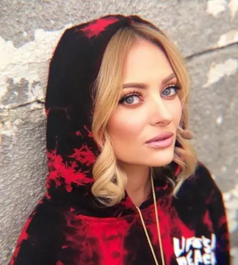 Ce cadouri a primit Delia de ziua ei de naștere: ”Nu cred așa ceva! E un mop!”