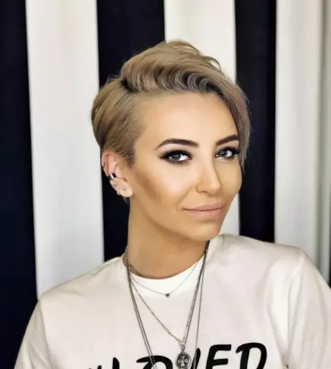 Giulia, schimbare radicală de look. Artista și-a vopsit părul roz
