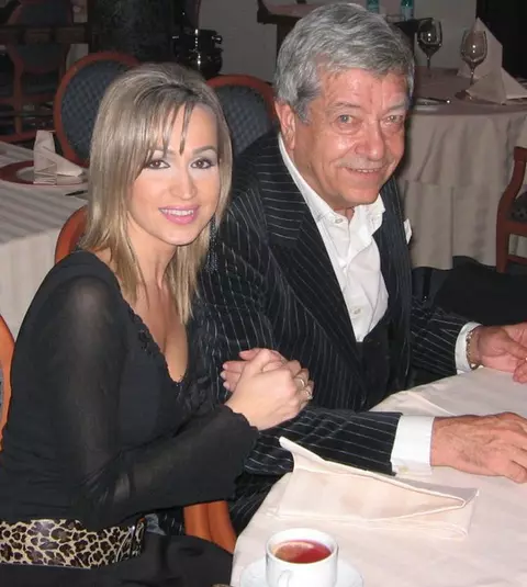 Simona Florescu avea 19 ani când s-a măritat cu Ion Dichiseanu, iar el 54. La Starea Civilă i-a aflat vârsta: „Credeam că ne-am căsătorit pentru că vrea copil, nu că mă iubea!”