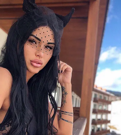 Daniela Crudu are probleme grave de sănătate. Bruneta merge în club cu pastilele la ea