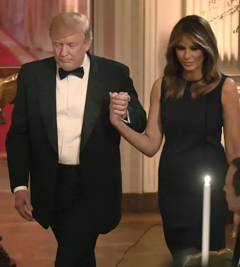 Melania Trump a strălucit într-o rochie neagră, lungă. Creația purtată de Prima Doamnă a Americii valorează peste 5.000 de euro