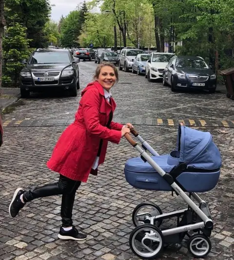 Mirela Vaida a ieșit la plimbare, în formulă completă. Cum se descurcă vedeta cu trei copii