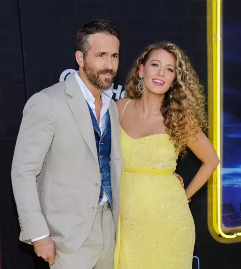 Ryan Reynolds şi Blake Lively aşteaptă al treilea copil. Actriţa şi-a dezvăluit sarcina pe covorul roşu, unde a păşit pe tocuri înalte şi o rochie super sexy