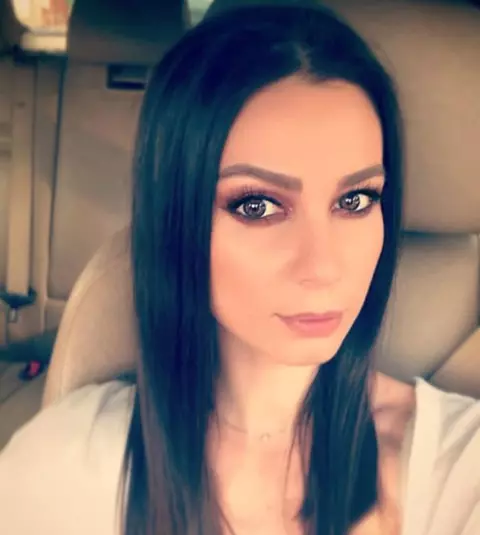 Iuliana Luciu, sexy în valurile mării. Vedeta își etalează siluetă la plajă