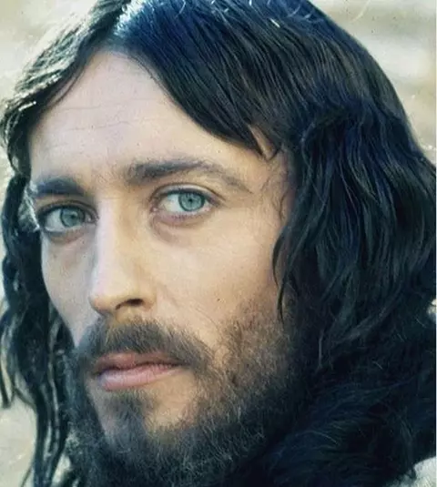 Îți mai aduci aminte de Robert Powell, actorul care l-a jucat pe Iisus din Nazaret? Uite cum arată la 75 de ani!