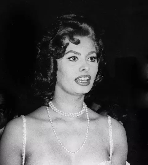 Sophia Loren, sex simbol al anilor '50, este de nerecunoscut! După 9 ani de pauză, actriţa de 84 de ani filmează în scaun cu rotile