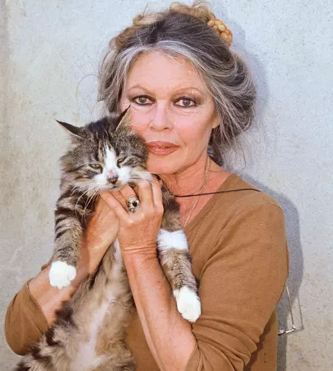 Brigitte Bardot - cel mai greu rol: propria viață! Prima oară s-a căsătorit la 17 ani, apoi s-a iubit și cu bărbați și cu femei!