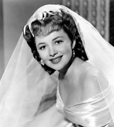 La 103 ani, Olivia de Havilland, unica supraviețuitoare din "Pe aripile vântului", merge cu bicicleta!