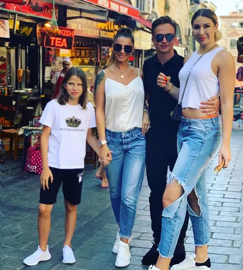 Anamaria Prodan și Sarah fac furori în Turcia, în bikini minusculi. Fetele par, mai degrabă surori, decât mamă și fiică!