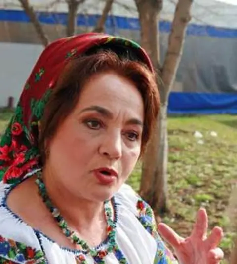 Laura Lavric nu îngroapă securea războiului cu sora ei, care a acuzat-o de prostituție: „E duşmanul meu!”/ De la ce a pornit scandalul uriaș dintre ele!