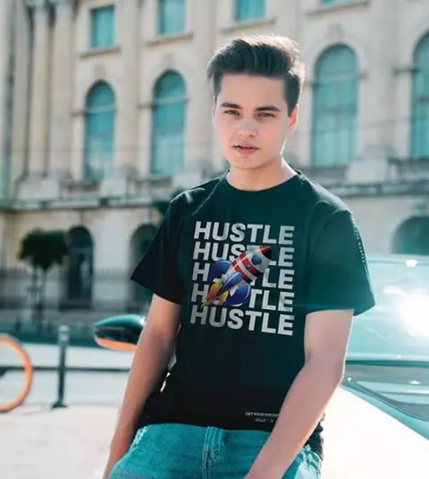 Selly și-a luat mașină de zeci de mii de euro. A plătit-o cu banii câștigați de el: ”După ani de mers cu trenul...”