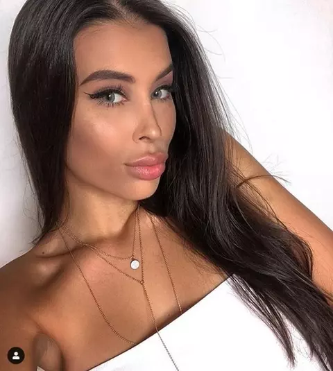 Ea e Suzan Lazăr, bomba sexy care câștigă 9.000 de euro doar din Instagram! Românca vrea să pozeze în Playboy și să devină învățătoare