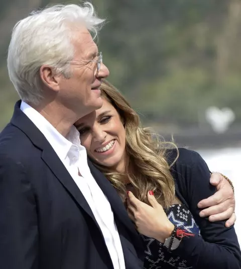 Richard Gere, tată pentru a doua oară, la 70 de ani. Soţia tinerică este din nou gravidă, la 9 luni de când a născut un băieţel