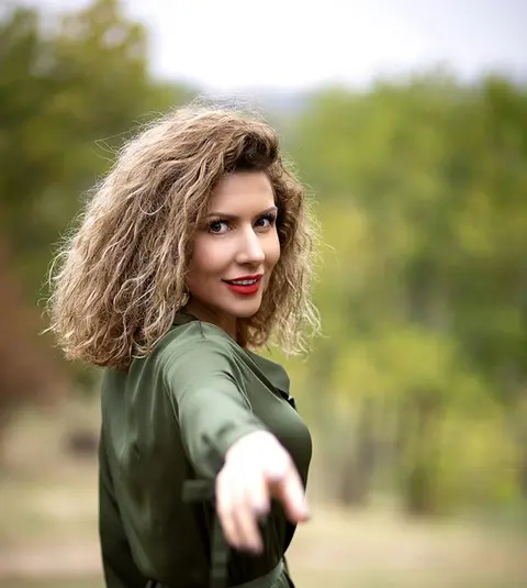 Carmen Brumă s-a pozat în lenjerie intimă pe balcon, la munte. Nu toți au fost de acord cu această apariție incendiară. „Nu deveni Răduleasca!”