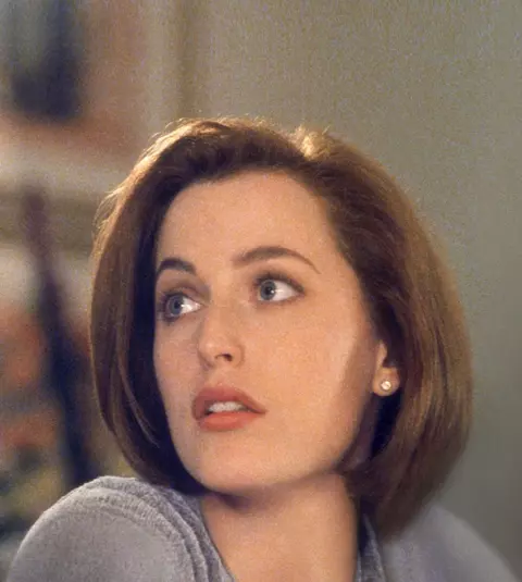 Ți-o mai amintești pe Scully din "Dosarele X"? La 51 de ani, actrița e greu de recunoscut!