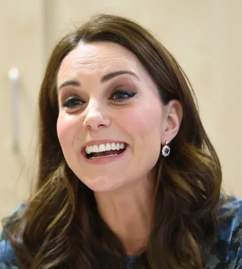 Kate Middleton a făcut furori cu un palton clasic și o fustă de doar 10 lire! Dar a fost acuzată că o copiază pe Meghan Markle!
