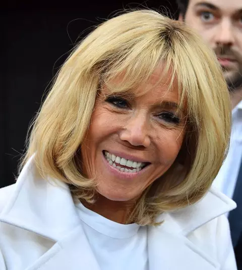 Brigitte Macron, un exemplu de stil. Prima Doamnă a Franței a făcut furori în palton, cu stiletto și fără ciorapi în picioare, în plină iarnă!