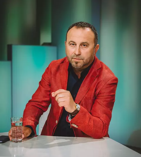 Cine este preotul de la Imperiul Leilor care face ciocolată cu cannabis. Dinu Criste a fost suspendat de BOR după ce a candidat la postul de primar!