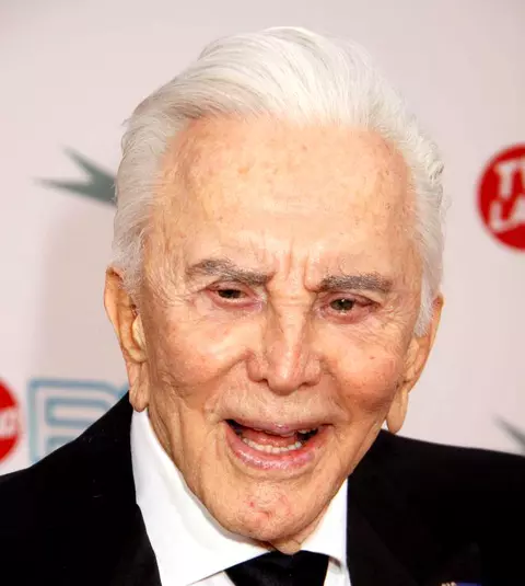 Kirk Douglas nu le-a lăsat copiilor săi niciun ban! Ce s-a întâmplat averea de 60 de milioane de dolari