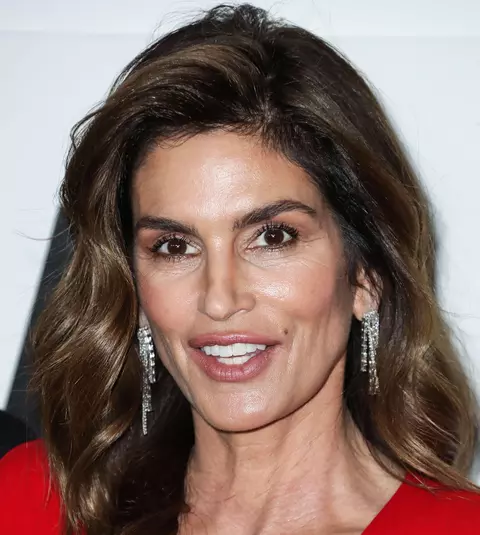 Cindy Crawford, îngrijorată pentru sănătatea mintală a fiului ei, după ce acesta s-a tatuat pe față! Ce și-a scris Presley Gerber pe chip