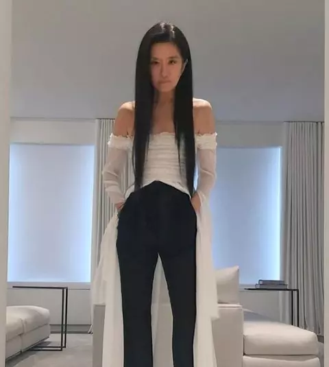 La 70 de ani, creatoarea de modă Vera Wang arată ca o puștoaică de 20. Femeia care creează cele mai râvnite rochii de mireasă din lume a dezvăluit secretul său: ”Un cocktail cu...”