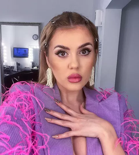 Emily Burghelea a fost nevoită să se întoarcă la Acces Direct, la trei săptămâni după ce și-a dat demisia. Fosta asistentă TV nu a avut de ales