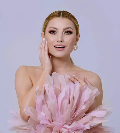 Peste 20 de croitorese au lucrat la rochiile pe care Elena Gheorghe le va schimba la concert. Va purta o ținută pictată și cu foițe de aur / EXCLUSIV