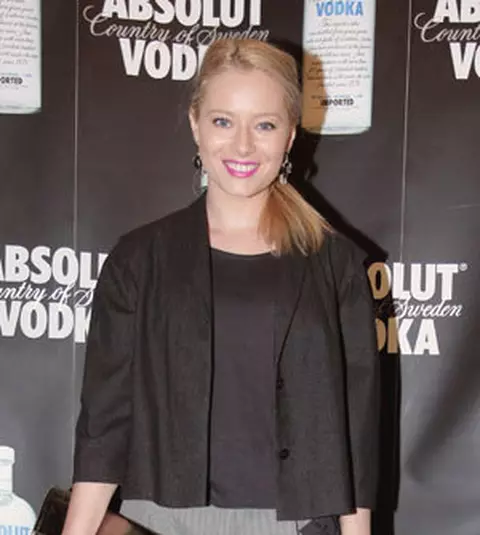 Laura Cosoi se distreaza la Teatrul de Comedie