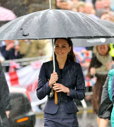 Kate Middleton - Plimbare in ploaie inainte de nunta