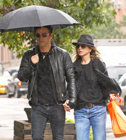 Jennifer Aniston - Plimbare romantica prin ploaie cu iubitul
