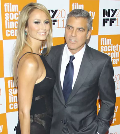 George Clooney, cu iubita pe covorul rosu