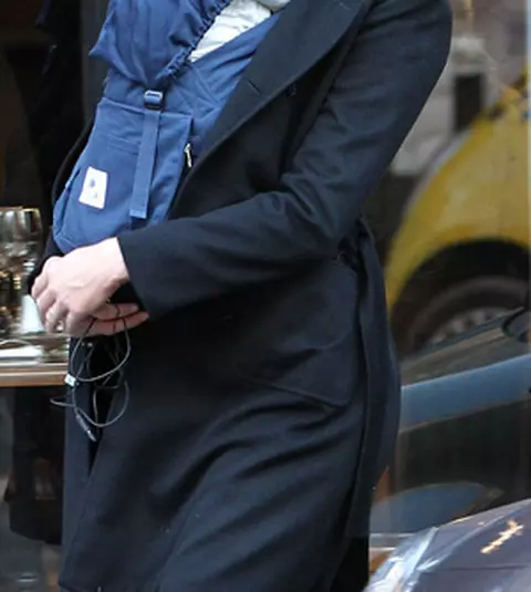 Carla Bruni a scos-o pe micuta Giulia la plimbare prin Paris