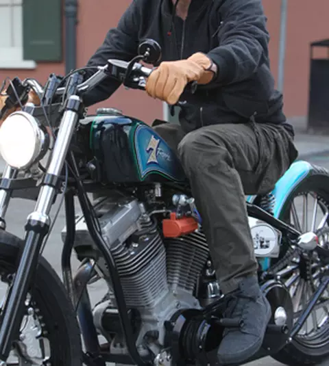 Brad Pitt calare pe motor pe strazile din New Orleans