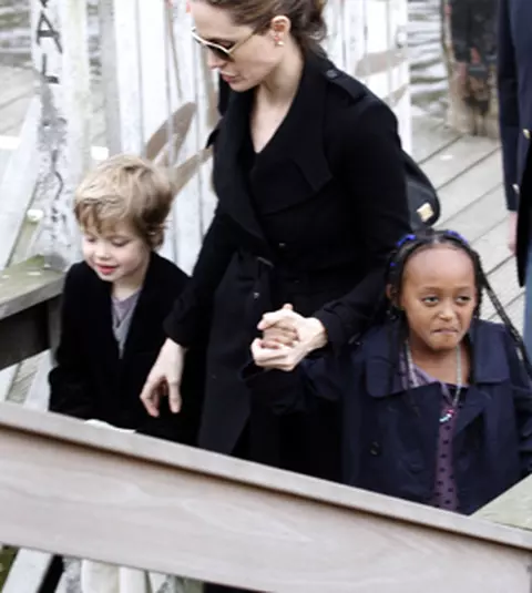Paparazzi: Angelina Jolie cu Shiloh si Zahara - la plimbare prin Amsterdam