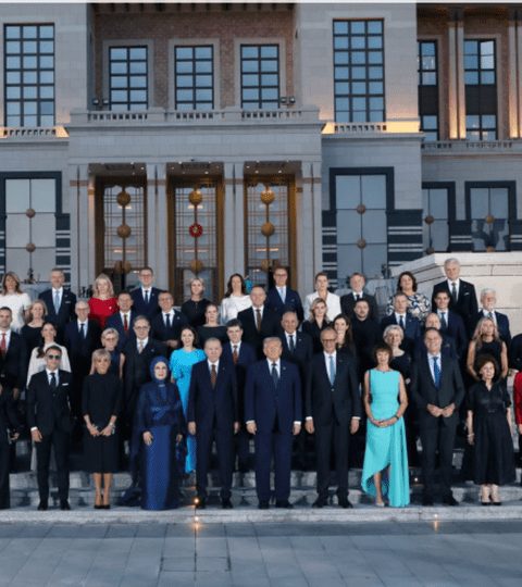 Mirabela Grădinaru, apariție de senzație la Summitul din Ankara. Cum s-a îmbrăcat partenera lui Nicușor Dan la fotografia oficială