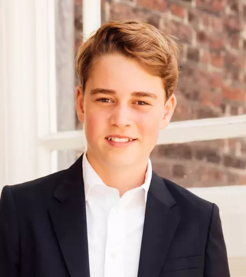 Prințul George a devenit adolescent! Portret oficial la împlinirea vârstei de 13 ani. Cât de mult a crescut fiul lui William și Kate