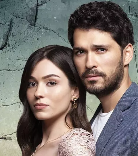 „Inimi sfărâmate” începe la Acasă. Cine sunt Meltem Akçöl și Erdem Yılmaz, protagoniștii noului serial turcesc