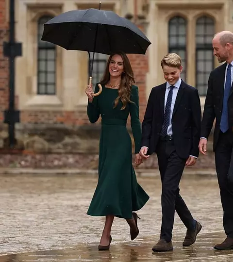 Prințul George a început școala la Eton. Prințul William și Kate Middleton l-au însoțit în prima zi, la 31 de ani după ce William a trecut prin același moment