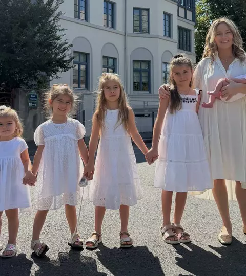 Cum se descurcă Laura Cosoi cu 5 fetițe și revenirea la TV: „Haos organizat, fără discuție! Mie îmi place viața asta”. EXCLUSIV