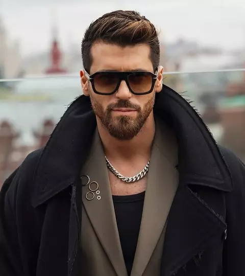 Cum arată casa din Italia în care locuiește Can Yaman. Stil minimalist și lux la tot pasul