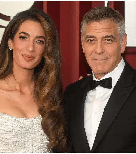 George Clooney și Amal, apariție de poveste pe covorul roșu. Cum au fost surprinși la Gala Premiilor Tony